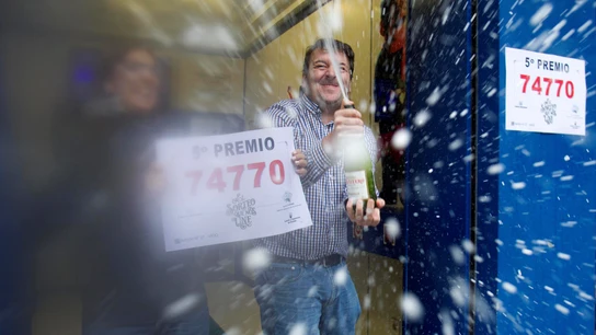 Una istración de Loterías en Vigo celebrando un quinto premio de Navidad en 2019 Una istración de Loterías en Vigo celebrando un quinto premio de Navidad en 2019