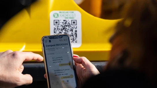 Cuando tus latas y botellas de plástico se convierten en juegos y sonrisas Cuando tus latas y botellas de plástico se convierten en juegos y sonrisas