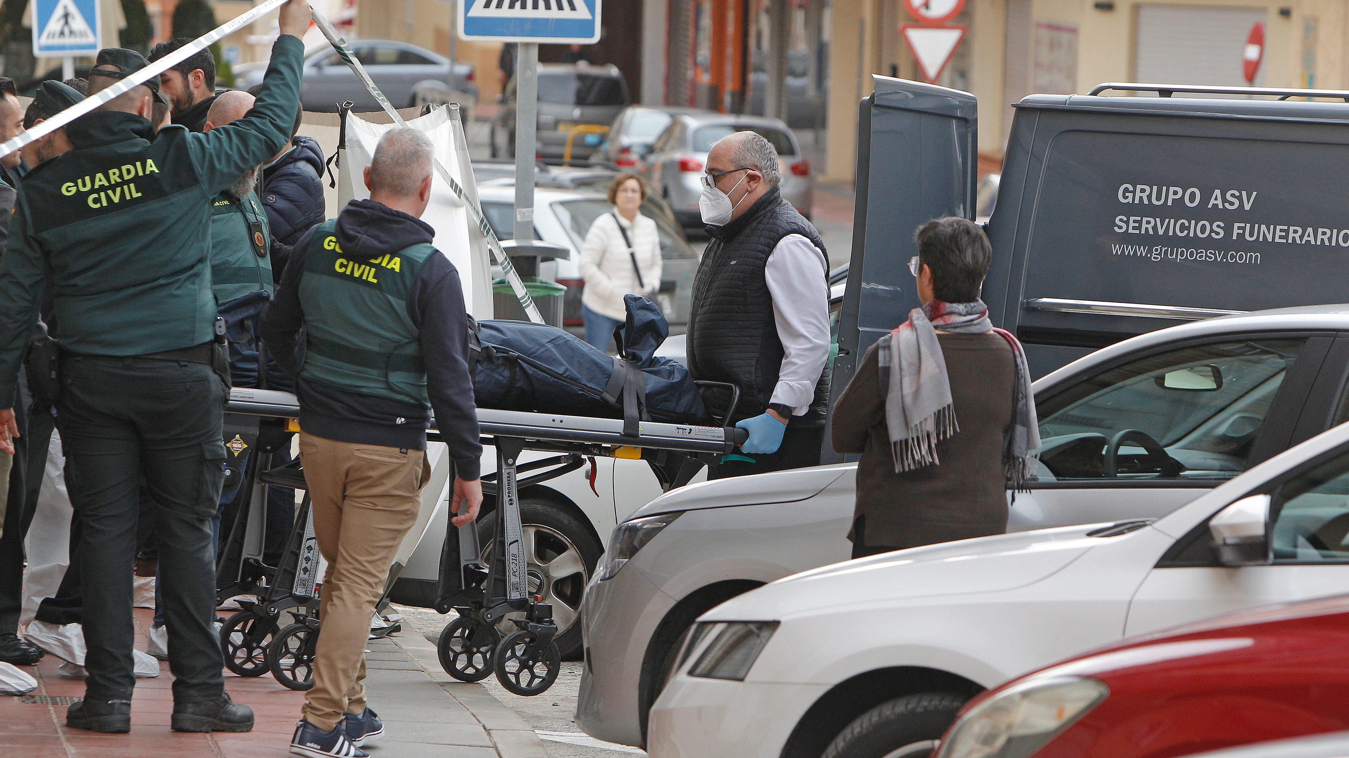 La Guardia Civil de Alicante levanta el cuerpo de la fallecida en Guardamar del Segura.