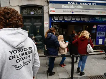 Colas en Doña Manolita para comprar Lotería de Navidad 2022 Colas en Doña Manolita para comprar Lotería de Navidad 2022