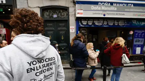 Colas en Doña Manolita para comprar Lotería de Navidad 2022  Colas en Doña Manolita para comprar Lotería de Navidad 2022