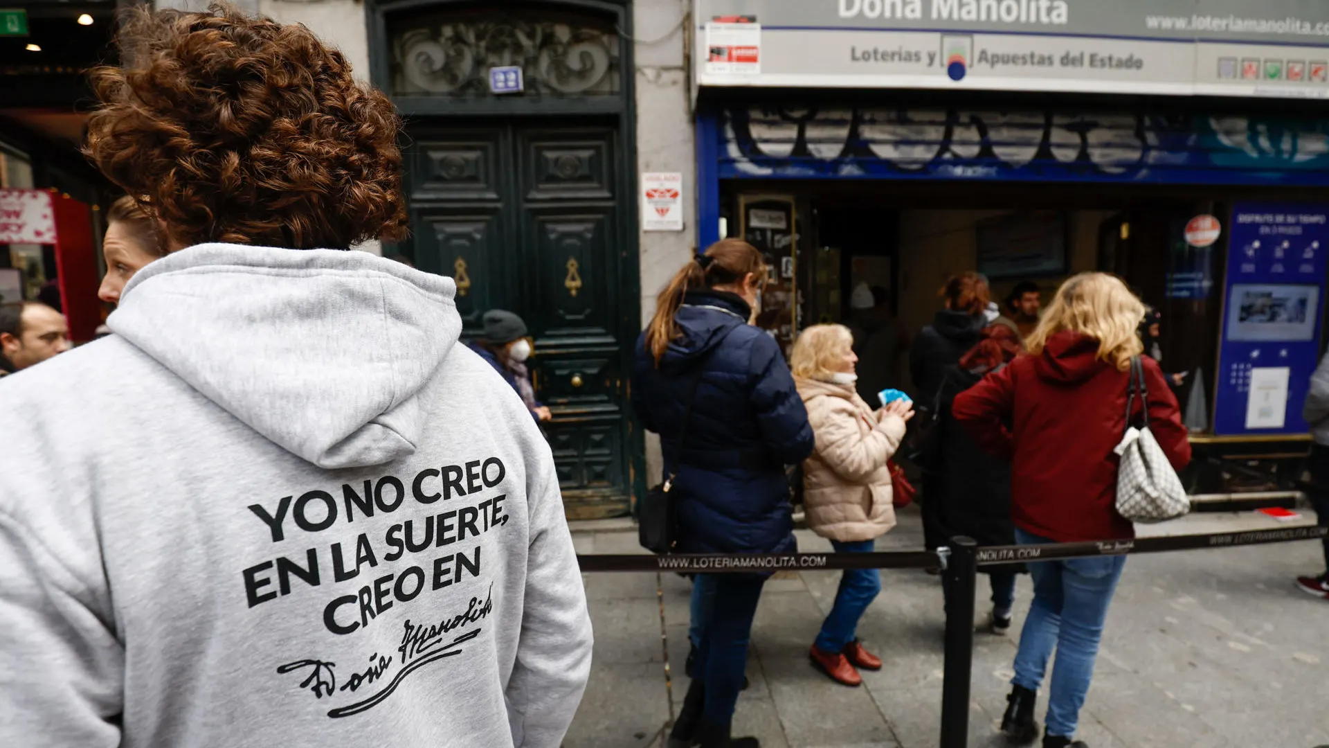 Colas en Doña Manolita para comprar Lotería de Navidad 2022 Colas en Doña Manolita para comprar Lotería de Navidad 2022
