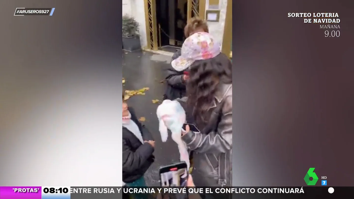 La reacción de Rosalía cuando una pequeña fan le sorprende con un inesperado regalo La reacción de Rosalía cuando una pequeña fan le sorprende con un inesperado regalo