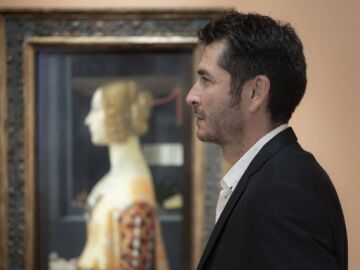Carlos del amor en el Museo del Prado frente a un retrato 