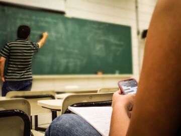 Italy bans the use of mobile phones in schools and institutes