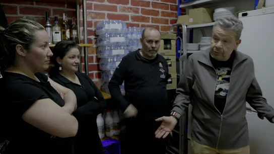 Así descubre Chicote que el dueño de un restaurante se "ha pegado la paliza" a limpiar al saber que llegaba Así descubre Chicote que el dueño de un restaurante se "ha pegado la paliza" a limpiar al saber que llegaba