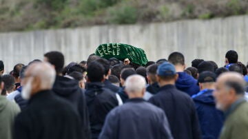 Varios familiares transportan el féretro con los restos de Mohamed, el niño de ocho años muerto en Ceuta.
