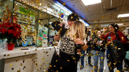 Una istración celebra haber vendido el Gordo de la Lotería de Navidad 2022 Una istración celebra haber vendido el Gordo de la Lotería de Navidad 2022