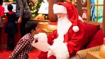 Papá Noel con un niño