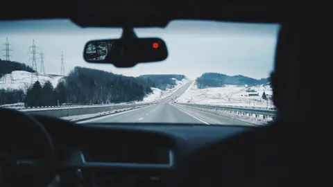 Tráfico estima 18,2 millones de desplazamientos por carretera durante la Navidad Vista de una autopista en invierno desde el interior del coche