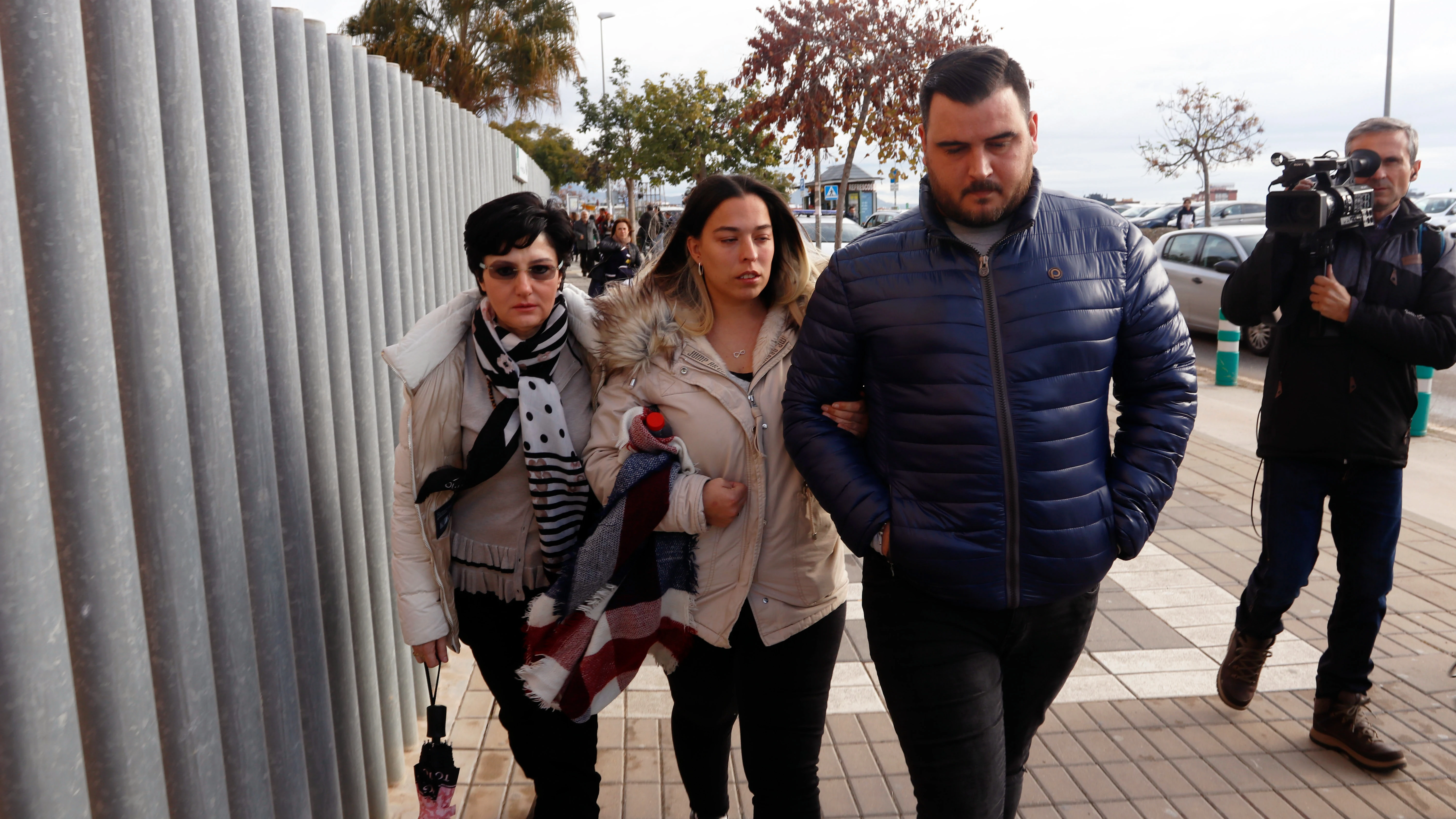 Los padres del pequeño Julen, Victoria García y José Roselló, junto a su abogada.