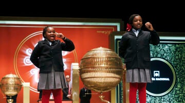 Los niños de San Ildefonso cantan números y premios durante el sorteo 