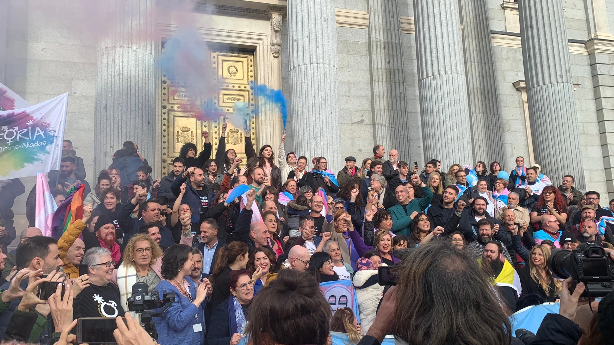 Activistas celebran la aprobación de la Ley Trans en el Congreso