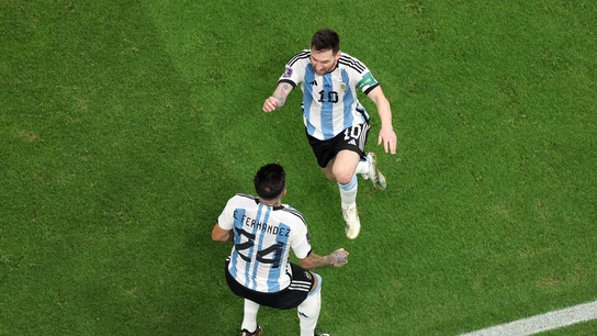Leo Messi y Enzo Fernández Leo Messi y Enzo Fernández