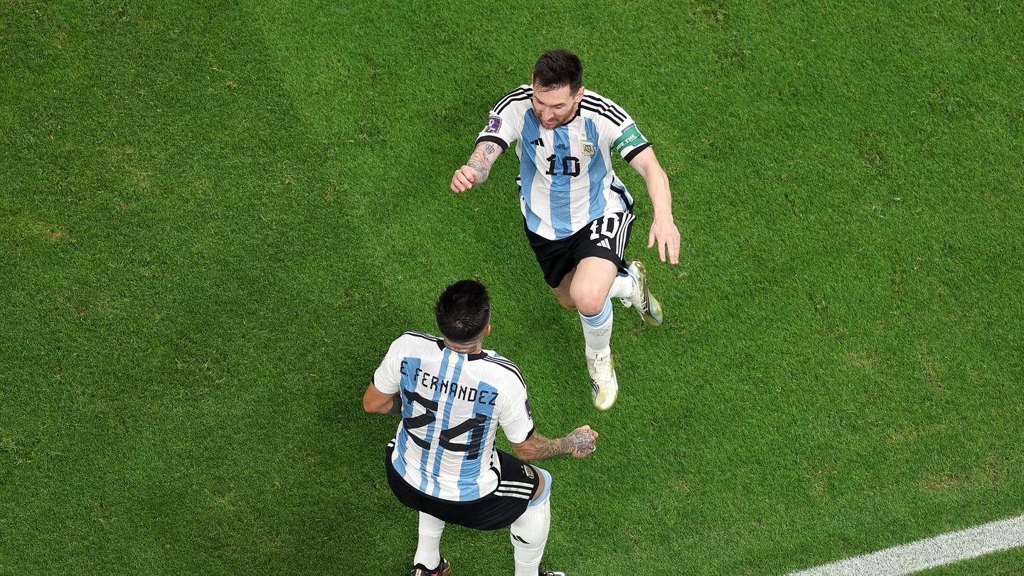 Leo Messi y Enzo Fernández Leo Messi y Enzo Fernández