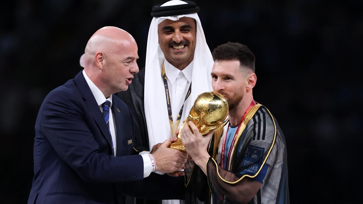 Messi besa la Copa del Mundo