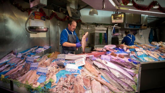 El turr&oacute;n y el polvor&oacute;n suben un 30%, las bebidas un 10%... as&iacute; se encarecen los productos navide&ntilde;os respecto a 2021