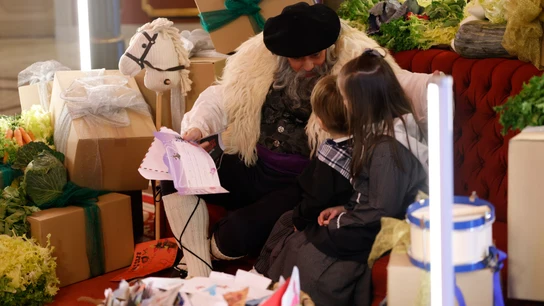 El olentzero ya está en el País Vasco: más de 1500 niños hacen cola para entregarle la carta de regalos El olentzero ya está en el País Vasco: más de 1500 niños hacen cola para entregarle la carta de regalos