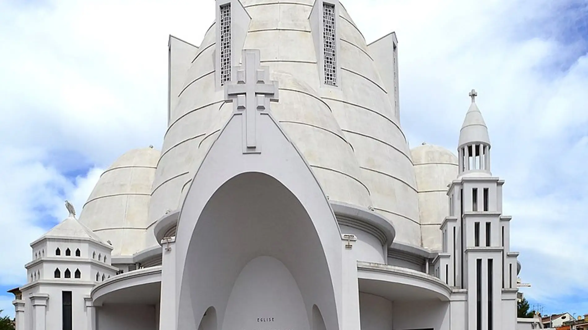 Iglesia de Santa Juana de Arco de Niza: ¿sabías que en el sótano había un cine?