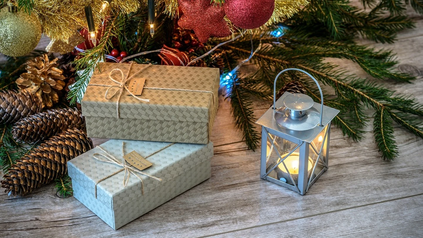 Regalos en el árbol de Navidad Regalos en el árbol de Navidad