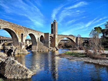 Puente Besalú: historia y el curioso motivo por el que ha tenido que ser reconstruido en varias ocasiones