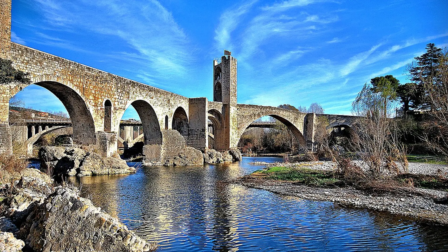 Puente Besalú: historia y el curioso motivo por el que ha tenido que ser reconstruido en varias ocasiones