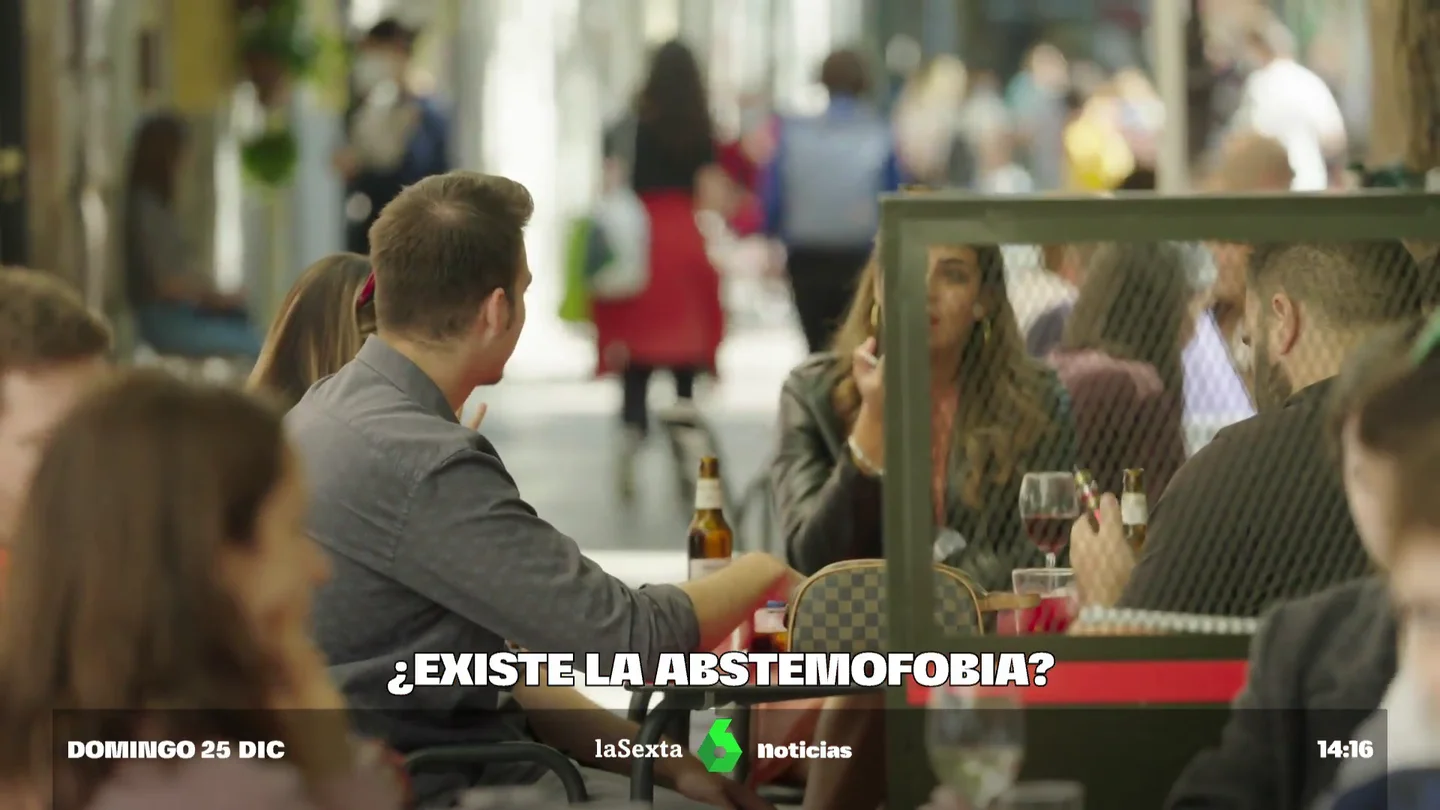Jóvenes bebiendo en una terraza Jóvenes bebiendo en una terraza