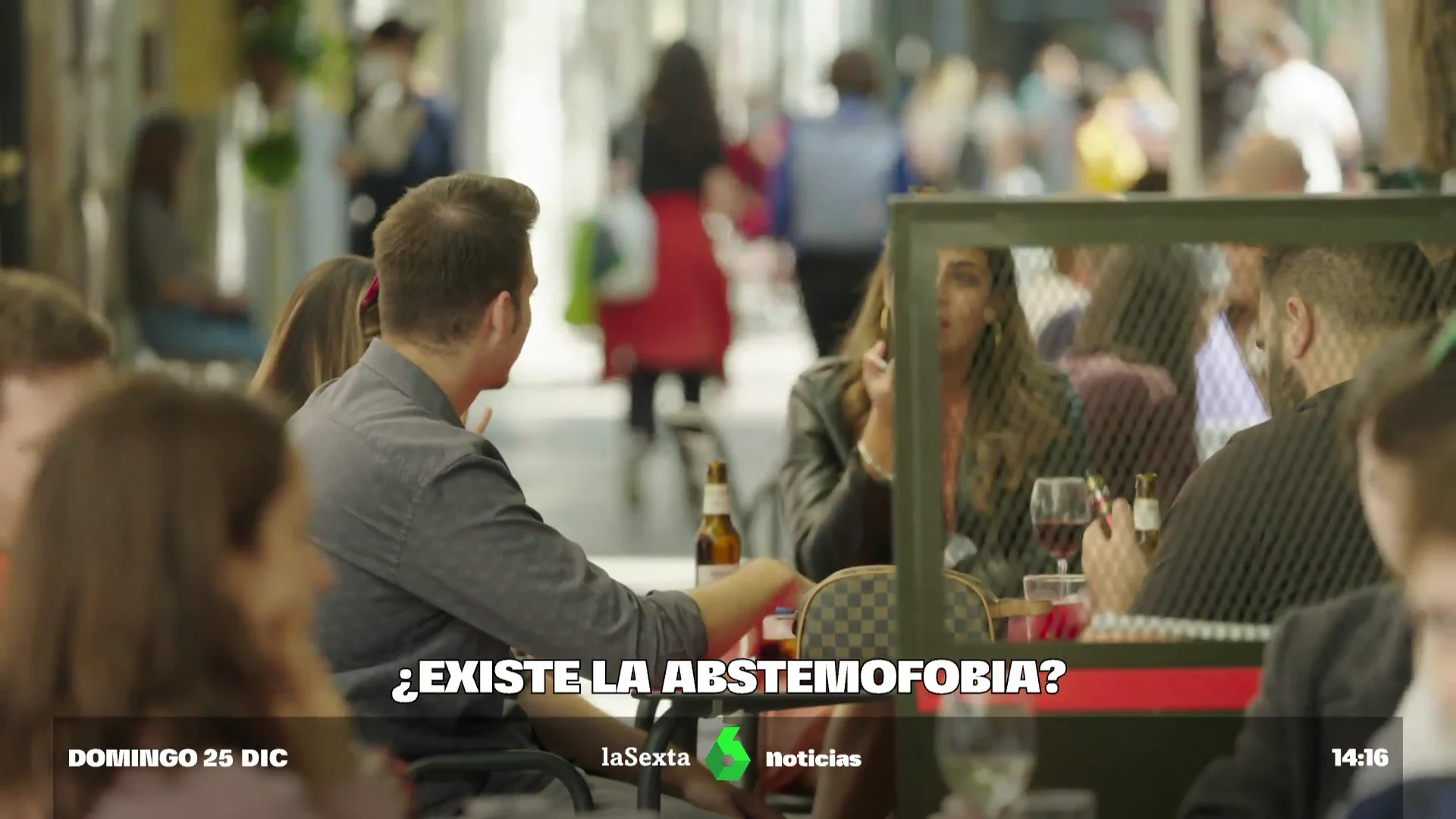 Jóvenes bebiendo en una terraza