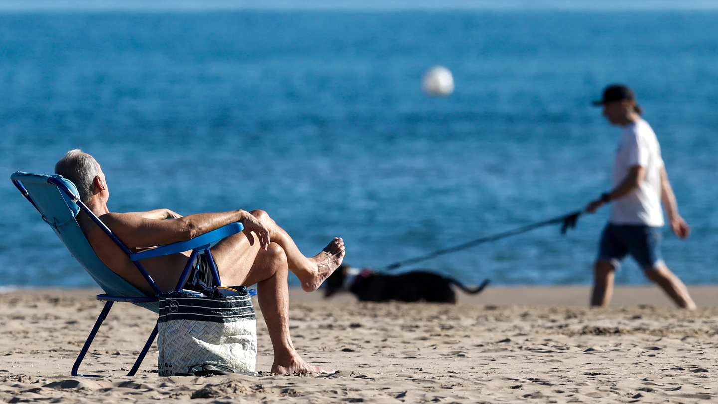 Un hombre toma el sol en la playa de la Malvarrosa. Un hombre toma el sol en la playa de la Malvarrosa.