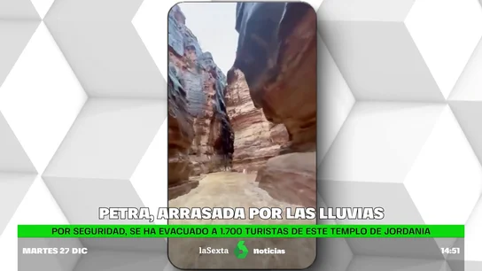 La lluvia arrasa con la entrada del templo de Petra: desalojan a 1700 turistas por seguridad La lluvia arrasa con la entrada del templo de Petra: desalojan a 1700 turistas por seguridad