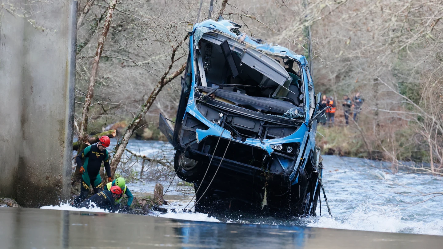 El autobús accidentado en Cerdedo-Cotobade (Pontevedra) ya ha sido retirado del río El autobús accidentado en Cerdedo-Cotobade (Pontevedra) ya ha sido retirado del río