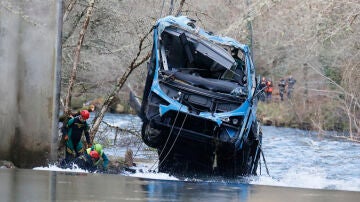 El autobús accidentado en Cerdedo-Cotobade (Pontevedra) ya ha sido retirado del río