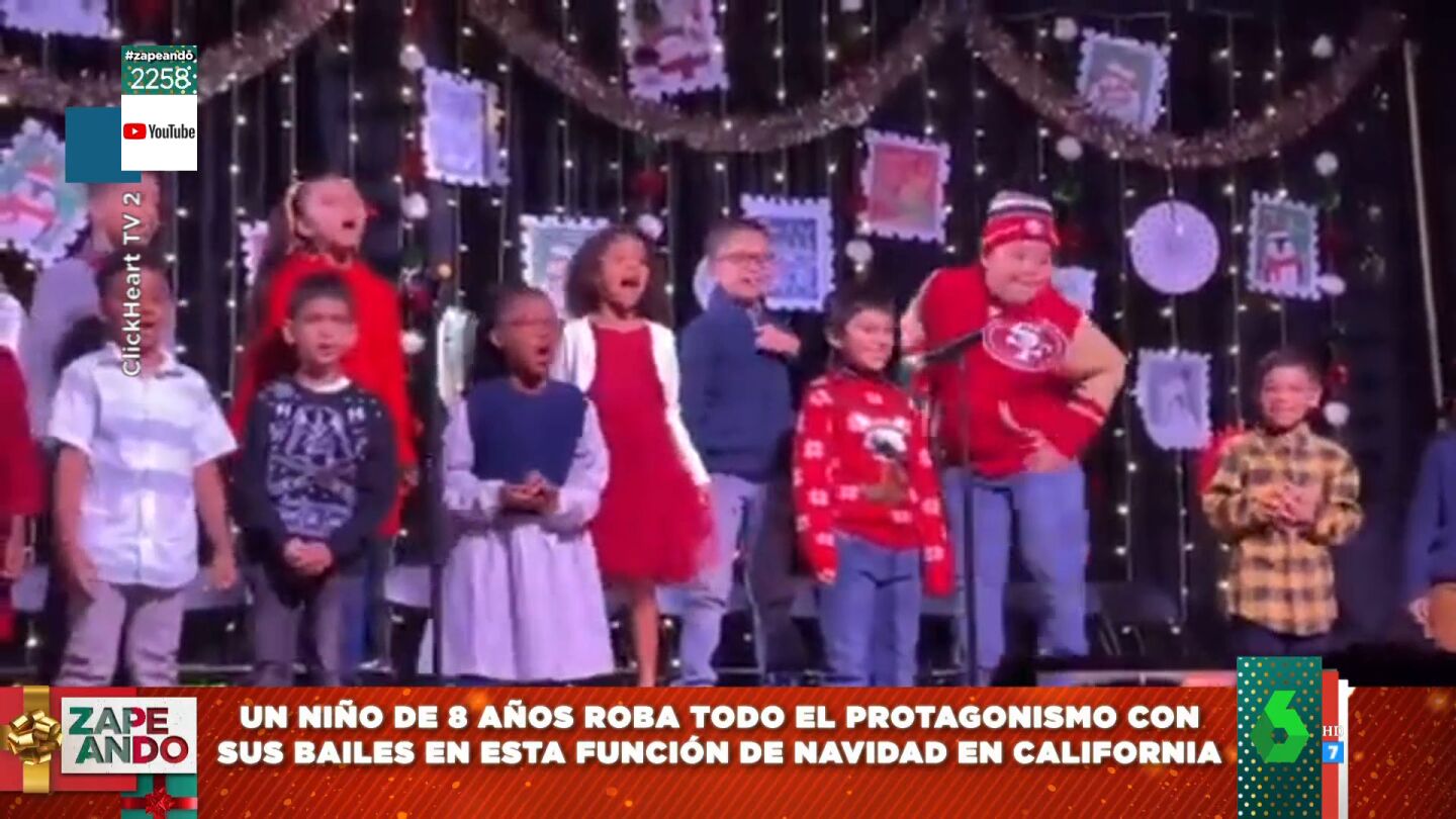 El sorprendente flow de un ni&ntilde;o en la actuaci&oacute;n navide&ntilde;a del cole que roba el protagonismo con sus bailes 