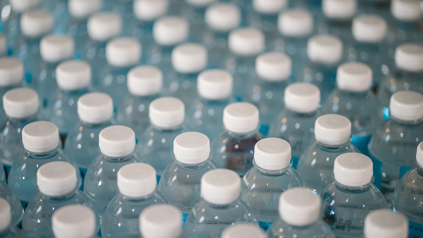 Luz verde a la norma que fija reducir un 20 % botellas de plástico de un uso Luz verde a la norma que fija reducir un 20 % botellas de plástico de un uso