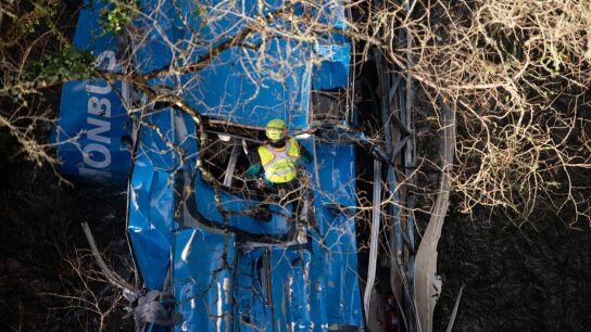 Comienza el operativo para tratar de sacar el autob&uacute;s del r&iacute;o L&eacute;rez en el que murieron siete personas