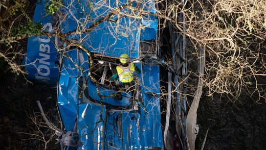 Comienza el operativo para tratar de sacar el autobús del río Lérez en el que murieron siete personas Comienza el operativo para tratar de sacar el autobús del río Lérez en el que murieron siete personas