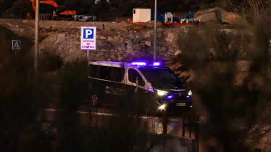 Un furgón de la Policía Nacional, en el vertedero de Toledo en el que se busca a dos menores desaparecidos Un furgón de la Policía Nacional, en el vertedero de Toledo en el que se busca a dos menores desaparecidos