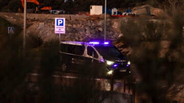 Un furgón de la Policía Nacional, en el vertedero de Toledo en el que se busca a dos menores desaparecidos