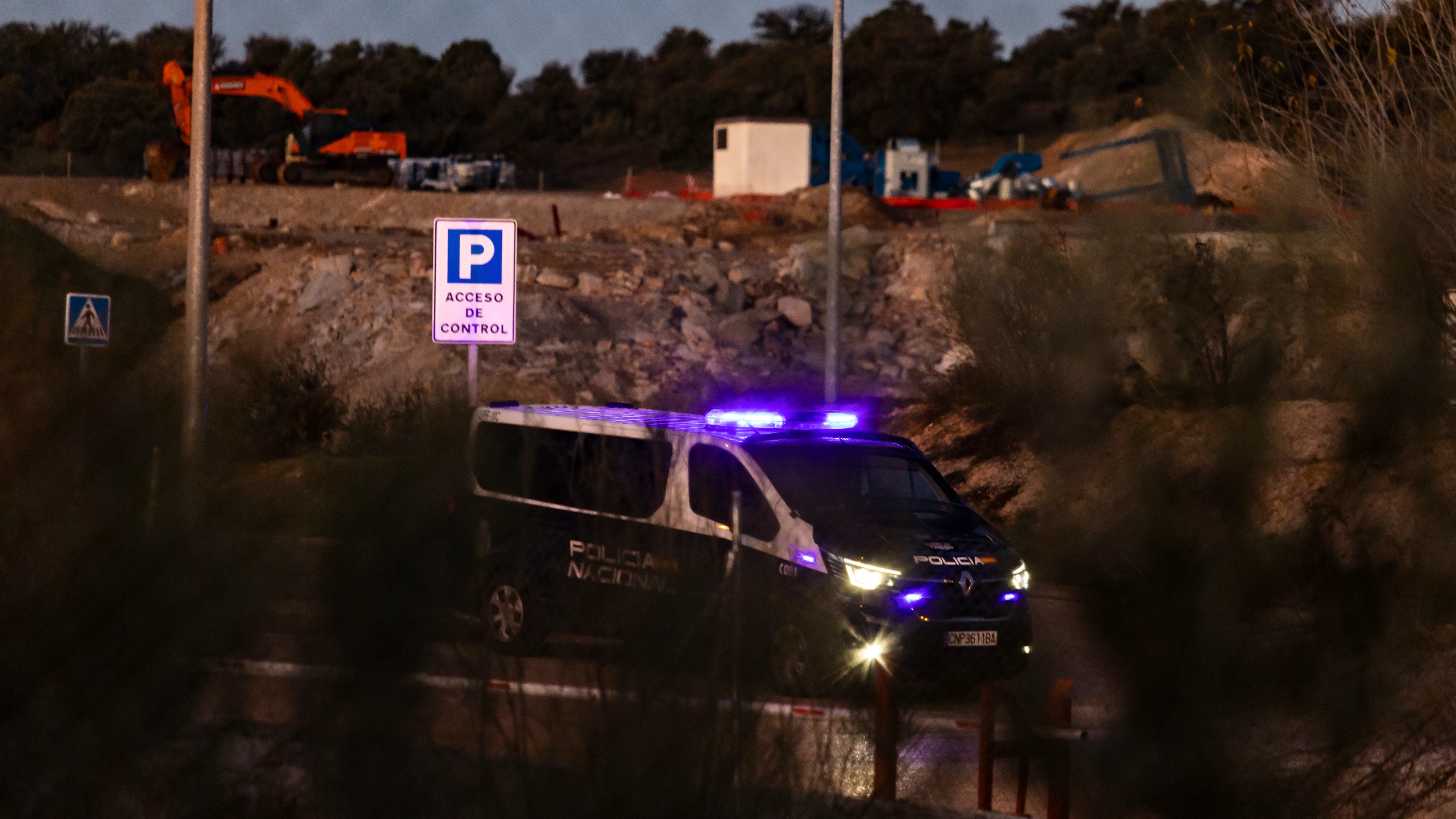 Un furgón de la Policía Nacional, en el vertedero de Toledo en el que se busca a dos menores desaparecidos