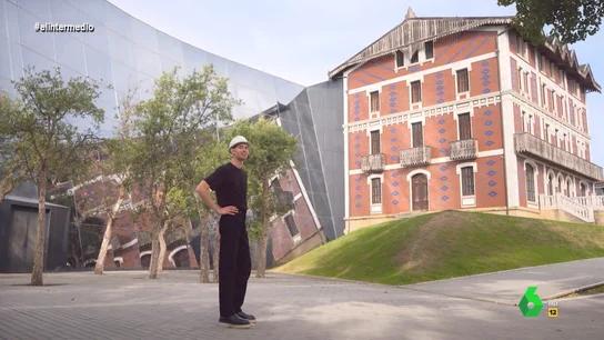 Un "romance secreto" y varios "pufos": esta es la historia 'pormihuevista' del Museo Balenciaga Un "romance secreto" y varios "pufos": esta es la historia 'pormihuevista' del Museo Balenciaga