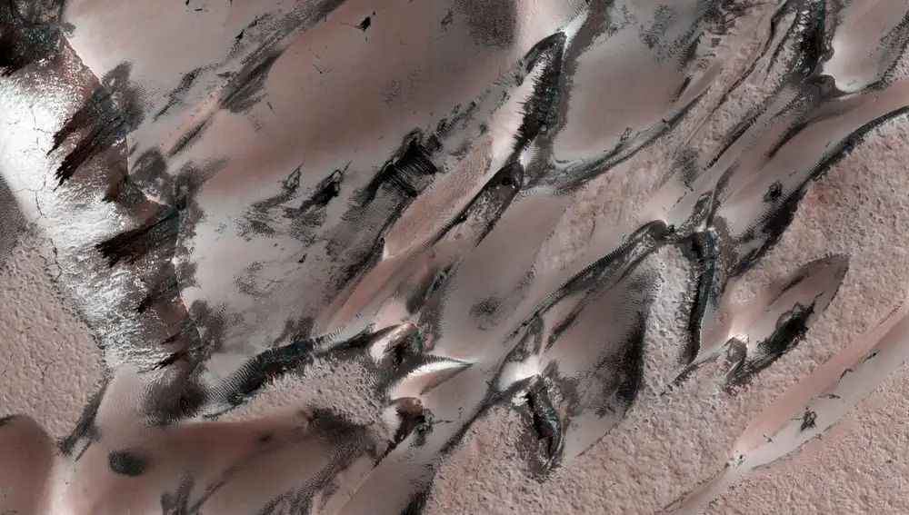 Escarcha de dióxido de carbono y hielo sobre las dunas de Marte