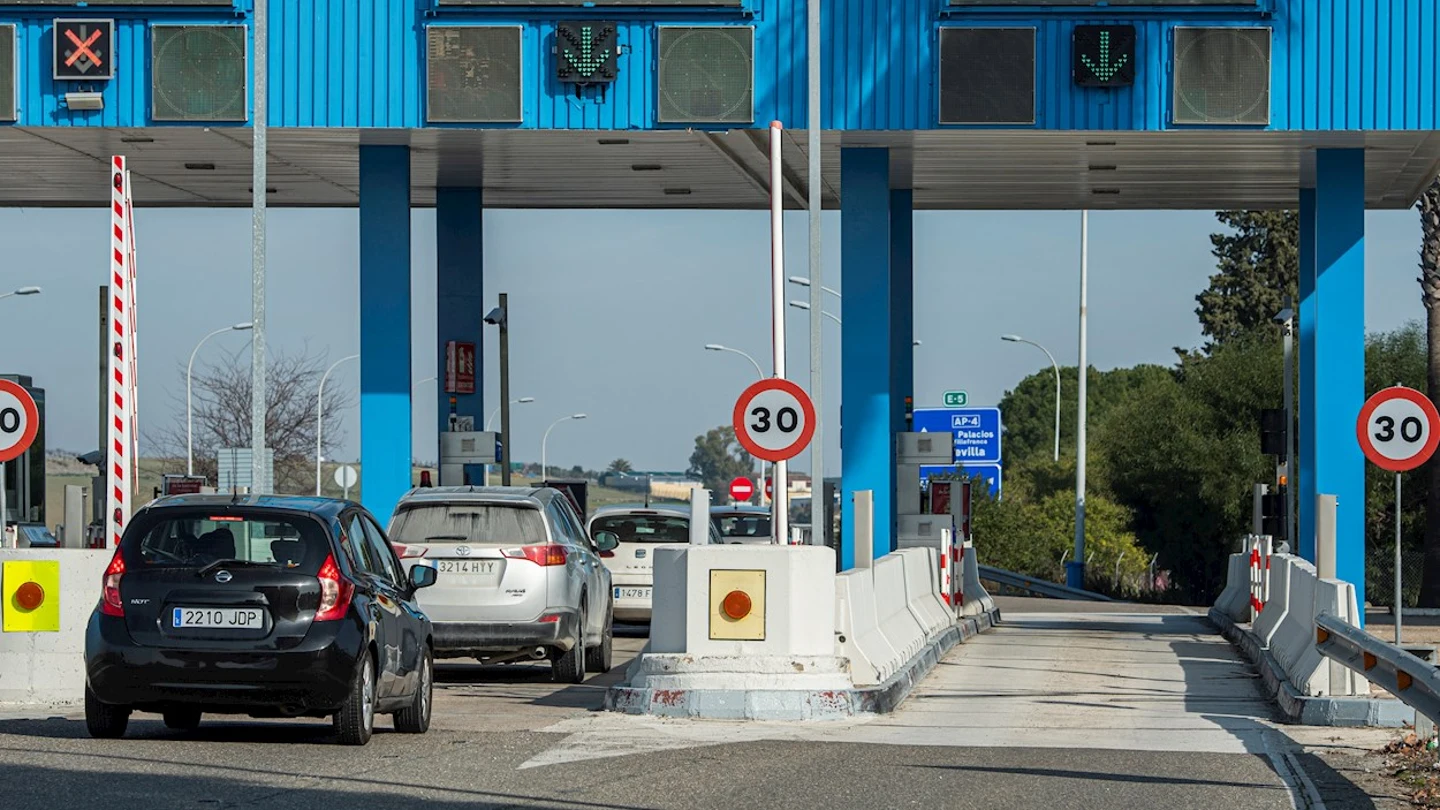 Imagen de archivo de una autopista con peajes. Imagen de archivo de una autopista con peajes.