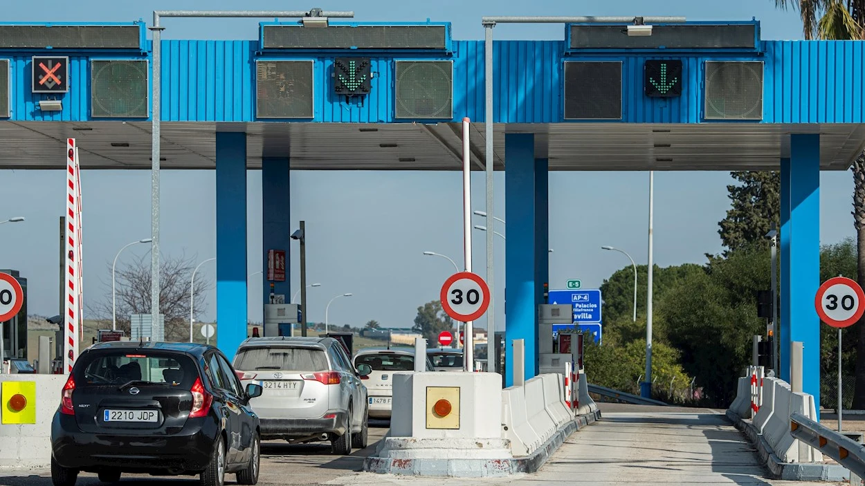 Imagen de archivo de una autopista con peajes.