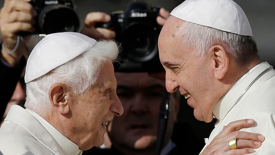 Los papas Benedicto XVI y Francisco se saludan, en una imagen de archivo Los papas Benedicto XVI y Francisco se saludan
