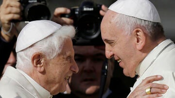 Los papas Benedicto XVI y Francisco se saludan, en una imagen de archivo