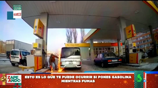 Así arde el depósito de un coche después de que el conductor estuviera fumando mientras repostaba Así arde el depósito de un coche después de que el conductor estuviera fumando mientras repostaba