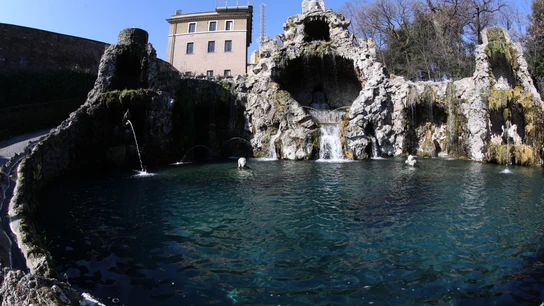 La 'fontana dello scoglio', frente al monasterio Mater Ecclesiae en 2013, donde ha residido el papa Benedicto XVI los últimos años La 'fontana dello scoglio', frente al monasterio Mater Ecclesiae en 2013, donde ha residido el papa Benedicto XVI los últimos años