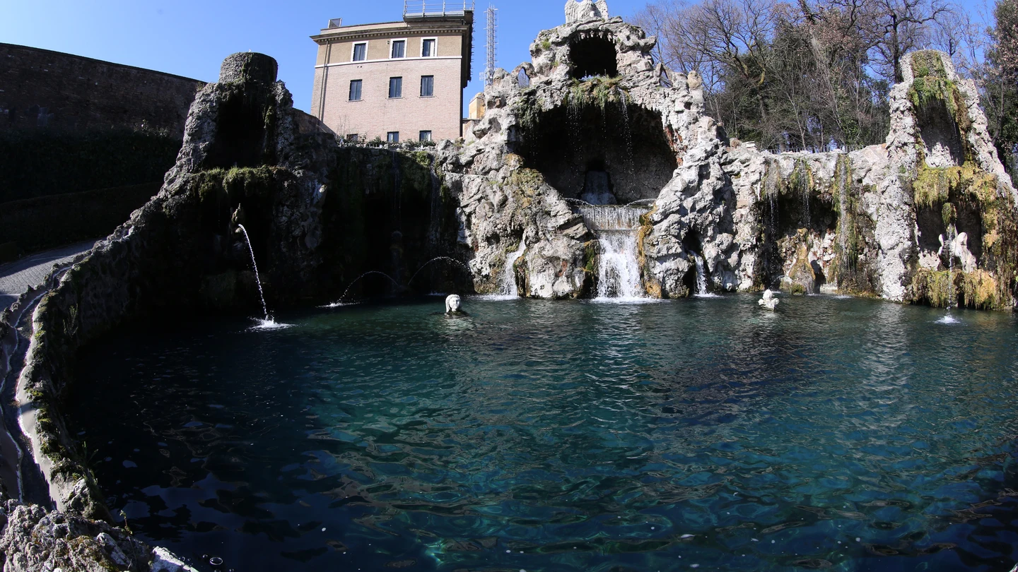La 'fontana dello scoglio', frente al monasterio Mater Ecclesiae en 2013, donde ha residido el papa Benedicto XVI los últimos años La 'fontana dello scoglio', frente al monasterio Mater Ecclesiae en 2013, donde ha residido el papa Benedicto XVI los últimos años