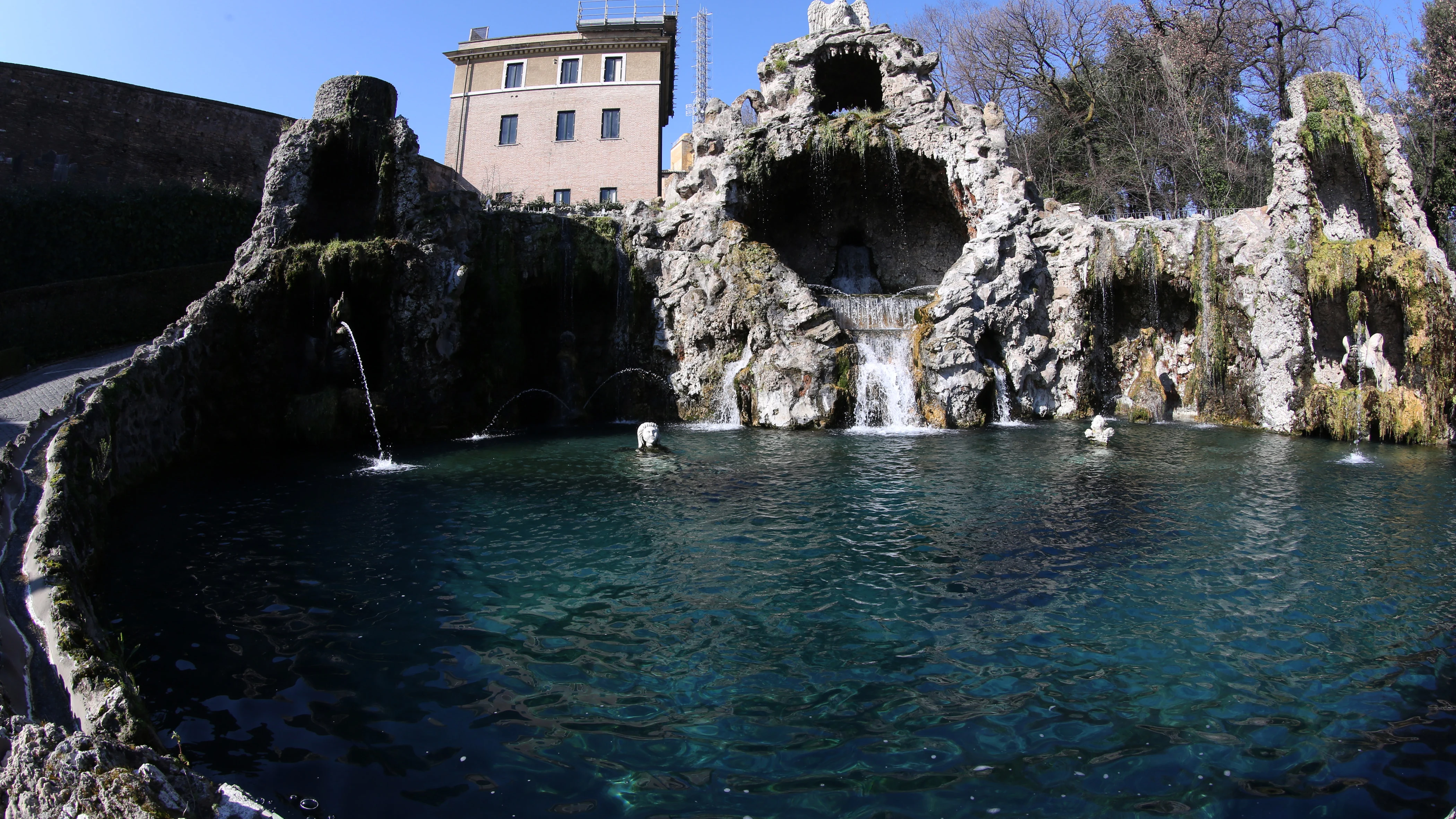 La 'fontana dello scoglio', frente al monasterio Mater Ecclesiae en 2013, donde ha residido el papa Benedicto XVI los últimos años