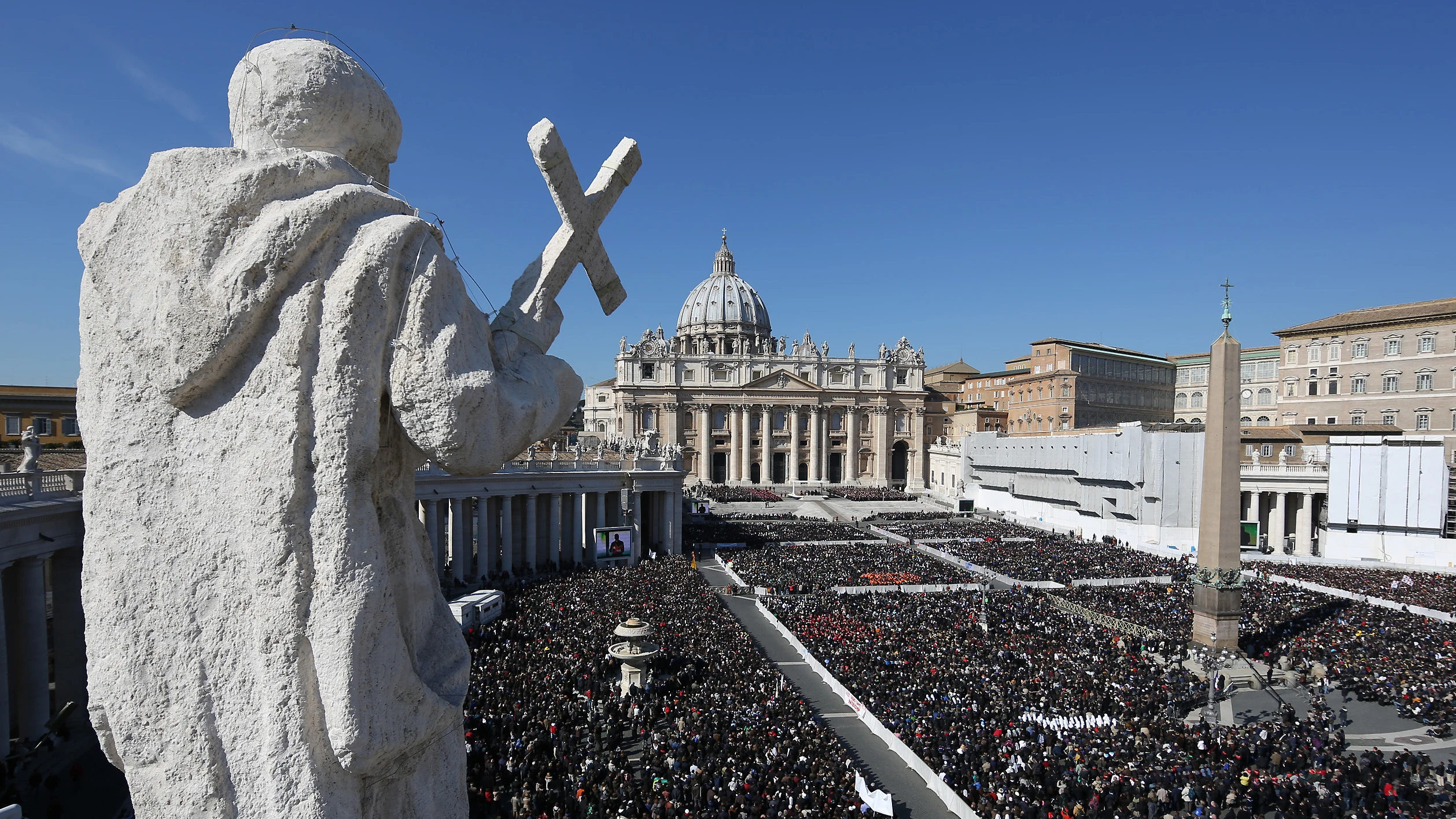 La plaza de San Pedro del Vaticano, abarrotada el día de la última audiencia de Benedicto XVI